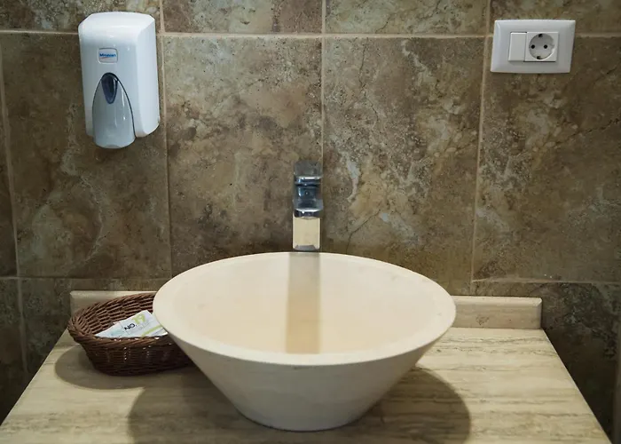 Mbi Travel Отель Крайова